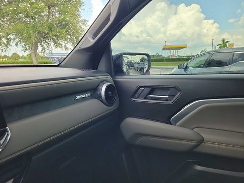 Used 2025 Chevrolet Colorado ZR2 w/ Technology Package AWD/4WD image 27