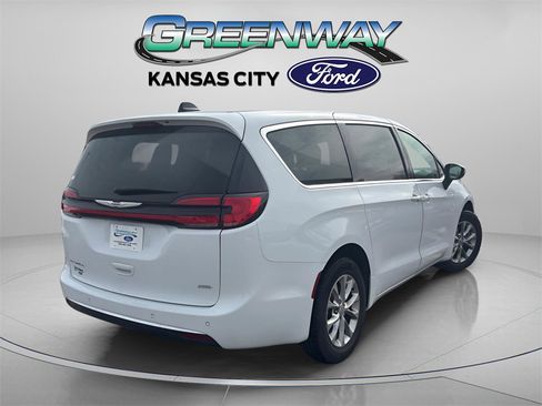 Used 2023 Chrysler Pacifica Touring-L image 7