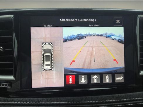 Used 2024 Chrysler Pacifica Touring-L image 10