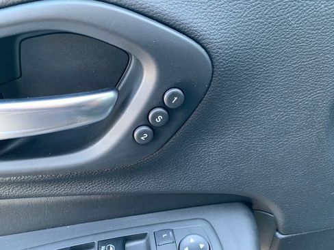 Used 2019 Jeep Cherokee Limited image 12