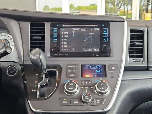 Used 2017 Toyota Sienna SE Premium FWD image 19