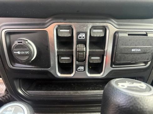 Used 2019 Jeep Wrangler Unlimited Sahara w/ Cold Weather Group AWD/4WD image 32