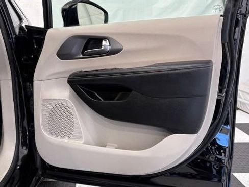 Used 2024 Chrysler Pacifica Select image 21
