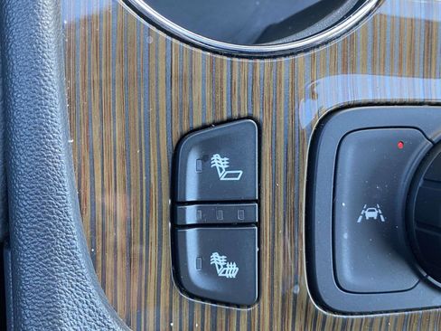 Used 2022 GMC Acadia SLE w/ Driver Convenience Package image 4