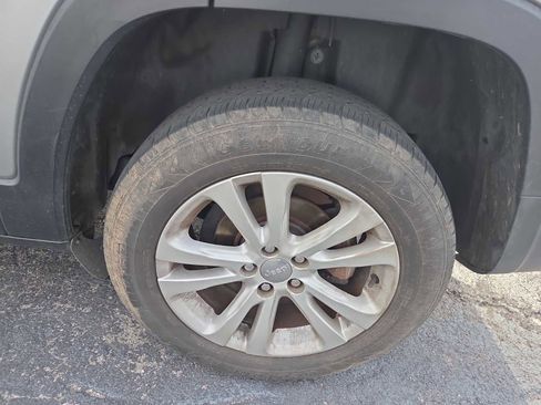 Used 2015 Jeep Cherokee Sport image 2