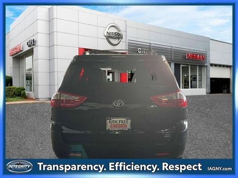 Used 2015 Toyota Sienna XLE Premium w/ Four Season Floor Mat Package image 6