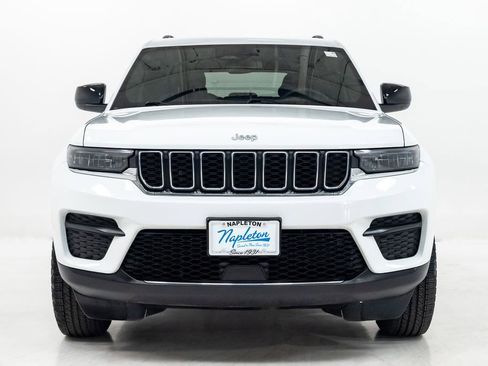 Used 2024 Jeep Grand Cherokee Laredo AWD/4WD image 4
