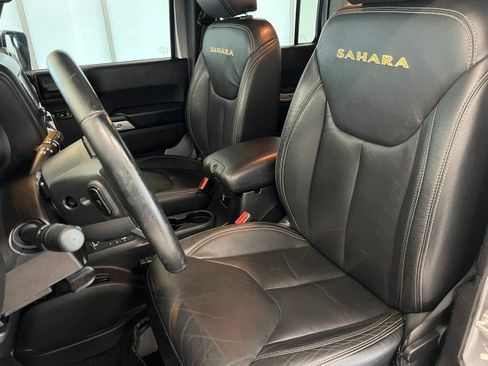 Used 2015 Jeep Wrangler Unlimited Sahara w/ Dual Top Group AWD/4WD image 10