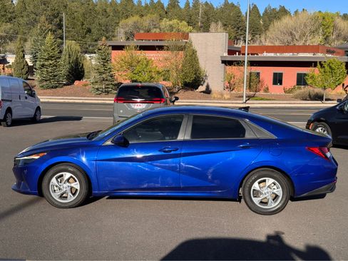 Used 2021 Hyundai Elantra SE image 2