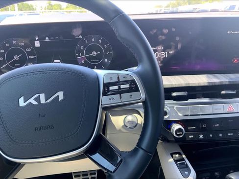 Used 2025 Kia Telluride SX w/ SX Captain's Chair Package FWD image 25