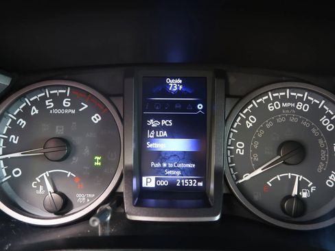 Used 2018 Toyota Tacoma TRD Off-Road AWD/4WD image 33