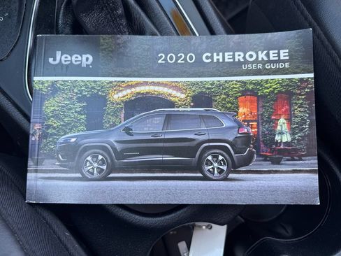 Used 2020 Jeep Cherokee Latitude Plus AWD/4WD image 24