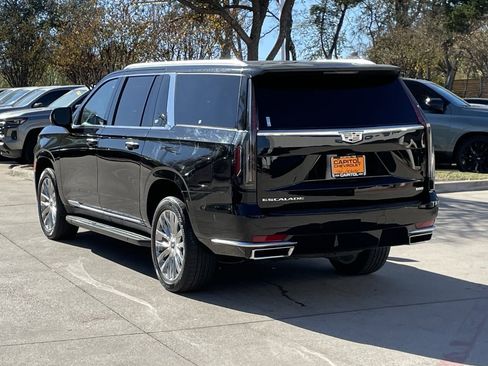 Used 2023 Cadillac Escalade ESV Premium Luxury image 4