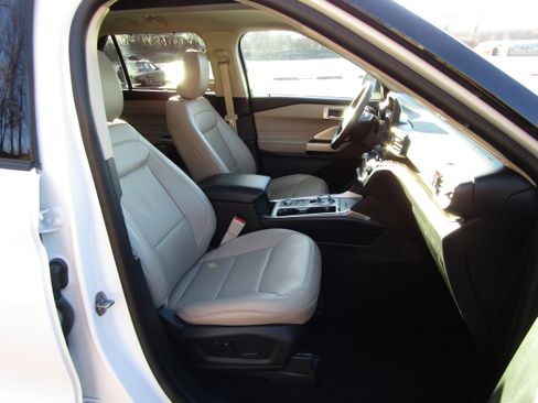 Used 2024 Ford Explorer Limited w/ Limited Technology Package image 27