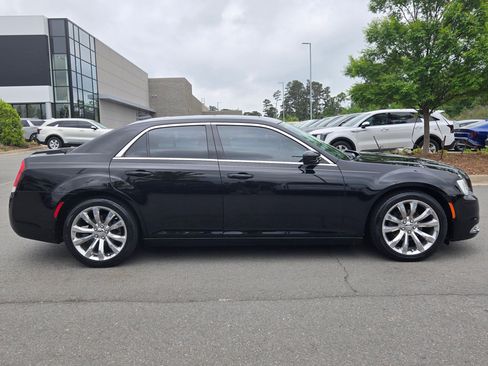 Used 2016 Chrysler 300 Limited RWD image 8