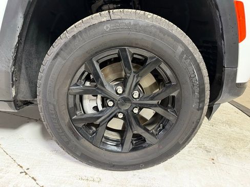 Certified 2025 Jeep Grand Cherokee L Altitude image 9