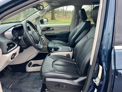 Used 2024 Chrysler Pacifica Touring-L