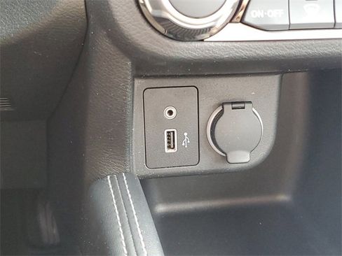 Used 2018 Nissan Kicks SV image 31