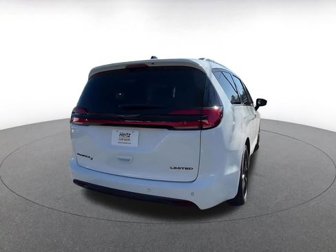 Used 2025 Chrysler Pacifica Limited image 15