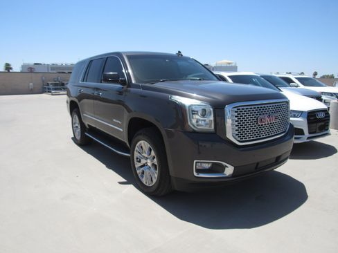 Used 2017 GMC Yukon Denali RWD image 2