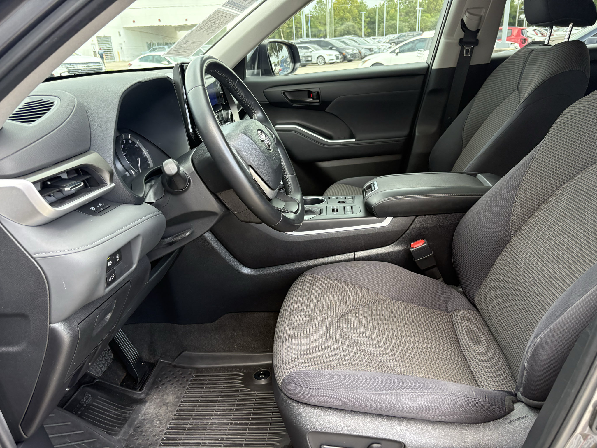 Used 2023 Toyota Highlander LE AWD/4WD image 10