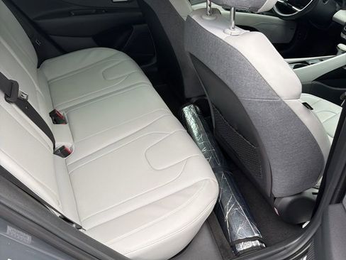 Certified 2023 Hyundai Elantra Limited w/ Preferred Accessory Package image 11