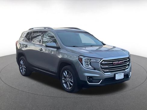 Used 2024 GMC Terrain SLT image 3