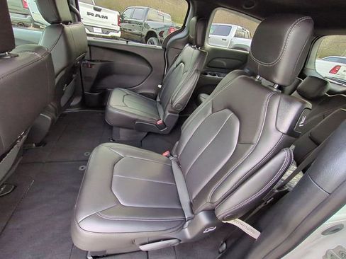 New 2026 Chrysler Pacifica Select FWD image 29