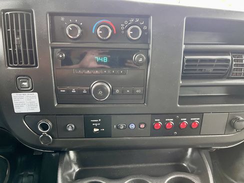 Used 2014 Chevrolet Express 2500 RWD image 11