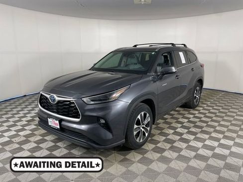 Used 2021 Toyota Highlander XLE FWD image 1