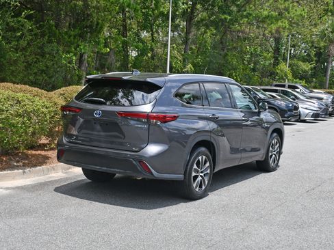Used 2022 Toyota Highlander XLE FWD image 4