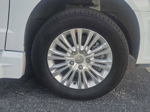 Used 2016 Chrysler Town & Country Limited image 21