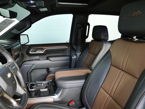 Used 2023 Chevrolet Silverado 1500 High Country w/ High Country Premium Package AWD/4WD image 5