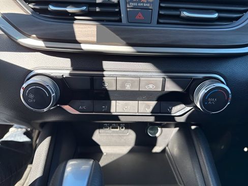 Used 2025 Nissan Altima 2.5 SV FWD image 21