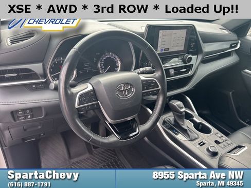 Used 2023 Toyota Highlander XSE image 11