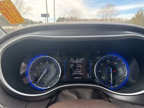 Used 2017 Chrysler Pacifica Touring-L w/ Tire & Wheel Group image 10