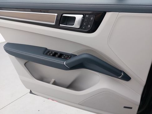 Certified 2023 Porsche Cayenne image 29