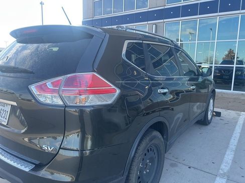 Used 2016 Nissan Rogue SV image 3