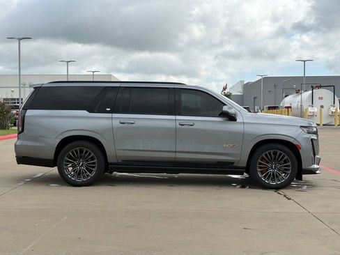 Used 2024 Cadillac Escalade ESV V w/ Heavy-Duty Trailer Package AWD/4WD image 8