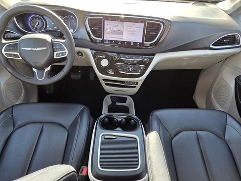 Used 2024 Chrysler Pacifica Touring-L image 13