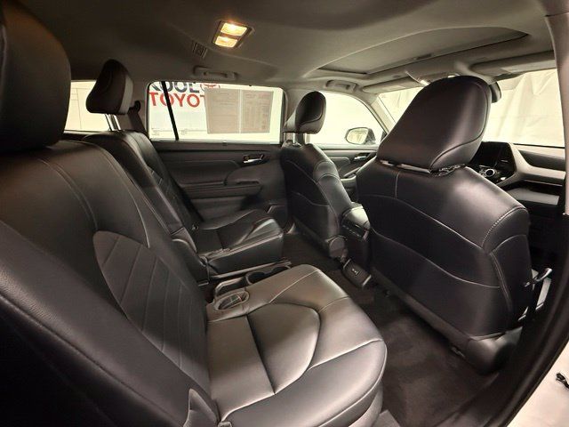 Used 2023 Toyota Highlander XLE AWD/4WD image 7