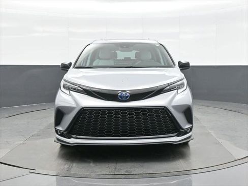 Certified 2025 Toyota Sienna XSE w/ XSE Plus Package AWD/4WD image 3