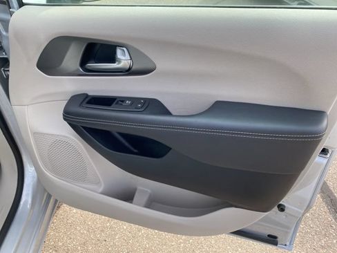Used 2024 Chrysler Pacifica Touring-L FWD image 31
