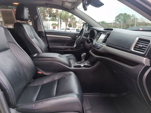 Used 2017 Toyota Highlander FWD V6 image 32