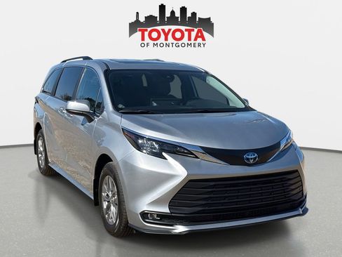 Used 2025 Toyota Sienna XLE image 1