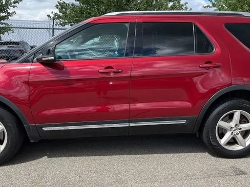 Used 2017 Ford Explorer XLT w/ Equipment Group 202A AWD/4WD image 6