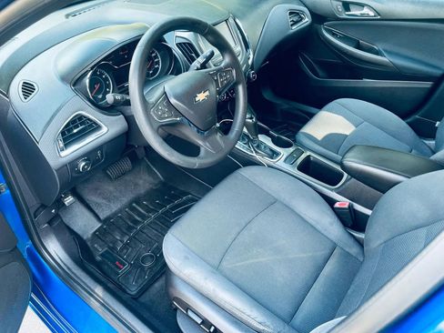 Used 2017 Chevrolet Cruze LT w/ Convenience Package image 3