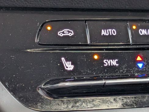 Used 2022 Buick Envision Essence w/ Technology Package I FWD image 26