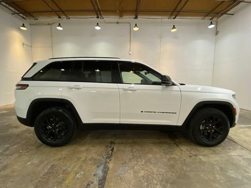 Used 2024 Jeep Grand Cherokee Altitude AWD/4WD image 6