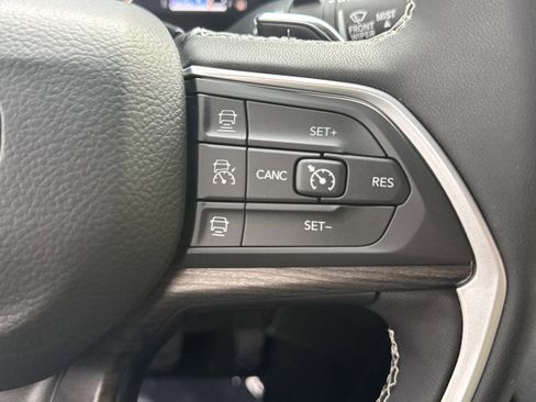 Used 2025 Jeep Grand Cherokee Limited w/ Black Appearance Package AWD/4WD image 26